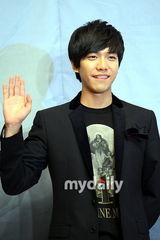 幻灯图集：申敏儿李胜基宣传新剧 摆心型造型爱意足