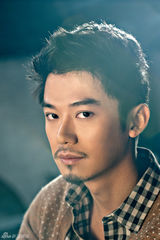 组图：芦芳生居家写真秀萌态 艺术气质率真十足