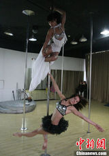 组图：钢管舞国家队着比赛服亮相 低胸白纱展身姿