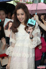 组图：陈庭妮小型庆生会 笑称要胡宇崴送礼物