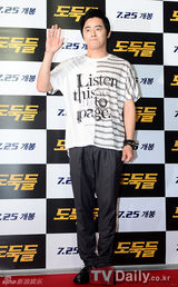 组图：韩佳人郑雨盛(郑宇成)等捧场《强盗们》VIP试映会