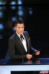 组图：郭富城颁发金像奖最佳导演 为寒战欢呼