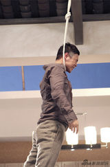 组图：《非法操作》小沈阳上吊戏动真格险丧命