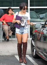 高清图：瓦妮莎-哈金斯现身加油站 热裤配长靴