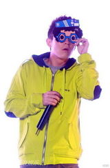 幻灯图：陈冠希北京搞怪代言 忙捞金不正面回应复出