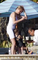 高清组图：卡梅隆-迪亚兹日光浴秀半老性感身材