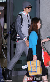 组图：少女时代Kara与IU等结束泰国公演飞抵韩国