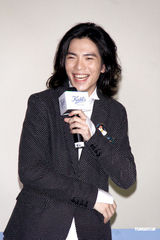 高清图：萧敬腾代言“浮萍儿” 鼓励弱势家庭小朋友