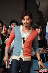 组图：《美人龙汤》剧组再聚首 贺军翔大元出席