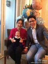 组图：霍启刚晒全家福 儿子取名霍中曦曝近照