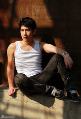 组图：何明翰拍户外写真呈现狂野气质