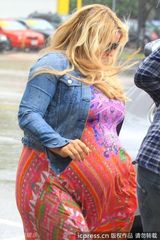 组图：杰西卡-辛普森娇喘躲雨撩裙秀大肚