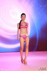 组图：亚姐大中华赛区泳衣秀 爆乳美腿一览无余