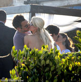 组图：希尔顿激吻《宿醉》导演托德 觅新欢进展迅猛