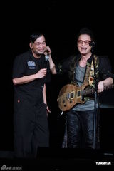 组图：罗大佑个唱为叶倩文伴奏 拥热舞辣妹