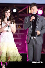 组图：五月天张惠妹等接力开唱 领众人跨越2011年