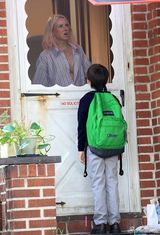 组图：娜奥米-沃茨挺假肚子扮孕妇 新片演妓女