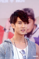 高清图：飞轮海为新专辑签唱 帅气亮相大秀肌肉