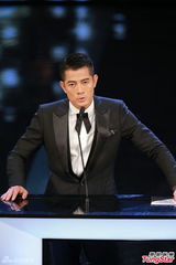 组图：郭富城颁发金像奖最佳导演 为寒战欢呼