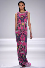 组图：19岁名模刘旭连登伦敦纽约国际时装周