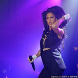 组图：“小野猫”妮可透视装抖臀 狂野撩发放电