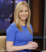 组图：《老友记》菲比录节目蓝裙清爽 便衣出行似路人