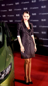 组图：爱戴性感出席活动 酥胸外露热辣献唱