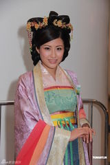 组图：黎耀祥与郑则仕斗戏 周家蔚与佘诗曼饭聚