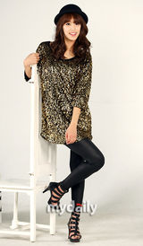 组图：韩女星徐孝明拍个人写真 大卷发俏皮可爱