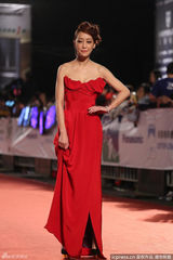 组图：谢欣颖别致红裙惹火开叉露美腿