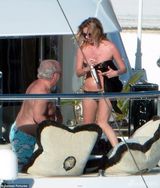 组图：凯特莫斯泰式花披巾抢镜 裸亲嫩男被偷拍