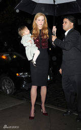 幻灯图集：妮可-基德曼怀抱女儿亮相 风韵不减