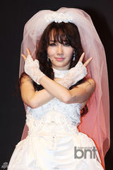 组图：韩歌手李贞贤发新歌《V》穿婚纱变鬼新娘