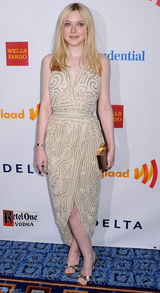 高清组图：达科塔-范宁V领长裙亮相身材窈窕