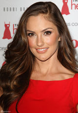 高清组图：敏卡-凯利红裙亮相纽约时装周慈善秀