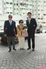 组图：霍家三代齐现身探晶晶 有望公布孙儿名字