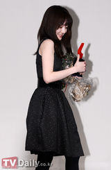 高清组图：林秀晶获女影人演技奖 黑星空裙典雅