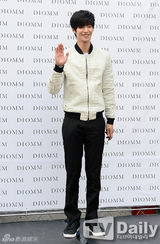 组图：宋茜亮相时尚趴薄纱露内衣 朴炯植炫长腿