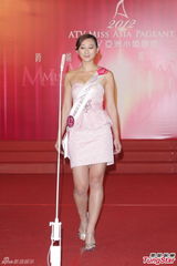 组图：尚格云顿助阵2012亚姐竞选赞佳丽优雅