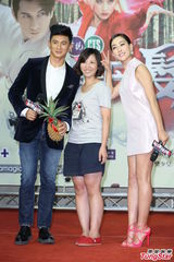 组图：吴奇隆马苏为新戏宣传粉丝热情接机