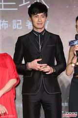 组图：郑元畅挑战多重人格 拖张钧甯“下水”