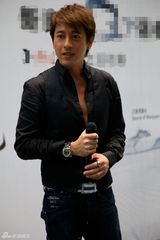 组图：吕颂贤现身代言 帅气上演自驾探险之旅