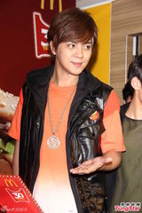 组图：罗志祥戴假发上阵 自豪反串扮相漂亮