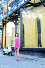 组图：周秀娜街拍大片曝光 桃红色性感俏萝莉