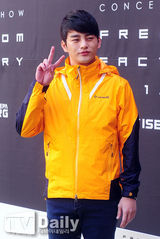 组图：全智贤亮相活动 紧身裤秀修长完美腿型