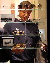 组图：史泰龙给女儿买高跟鞋 陪妻女逛街当模范老爸