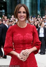 组图：《八月》首映 大嘴朱莉娅-罗伯茨红裙美艳