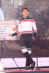 组图：炎亚纶新专辑签唱会自曝曾是愤青