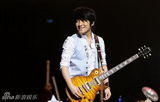 组图：五月天小巨蛋开唱 一票难求high翻场内外