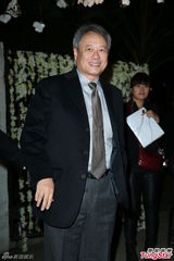 组图：张震大婚献吻娇妻 亲手为新娘提裙摆